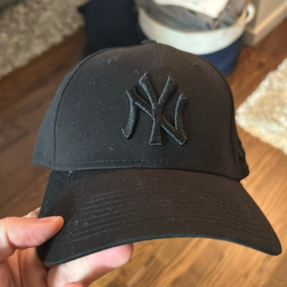 Never worn black on black Yankees 39 30 fitted hat Small/Medium
